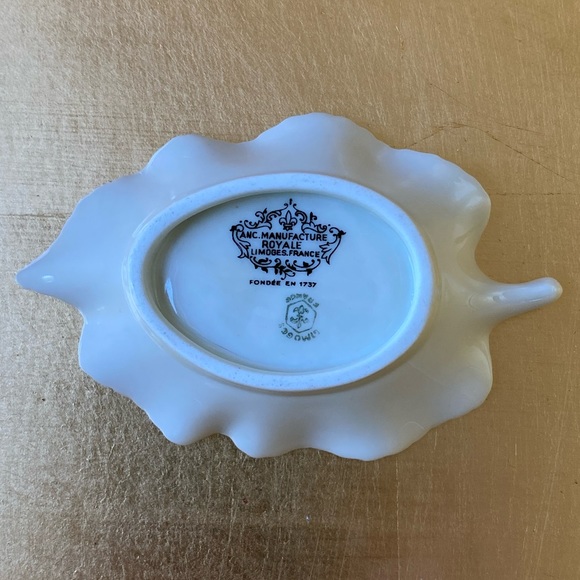 Fabrique Royals Limoges, France. Leaf Trinket Dish from L'HOTEL LANCASTER" PARIS - Picture 4 of 11